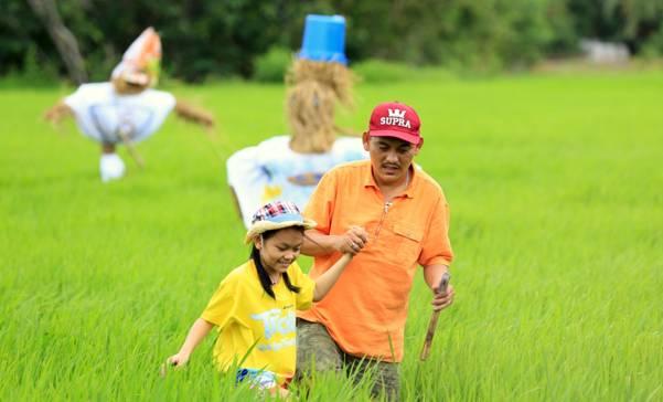 Trái ngược với bố của mình,  bé Nguyễn Mỹ Tịnh ( Bào Ngư ) - là cô bé năng động, đáng yêu và là một cái tên nổi danh trên Youtube từ lâu với những MV có lượt xem hàng triệu.