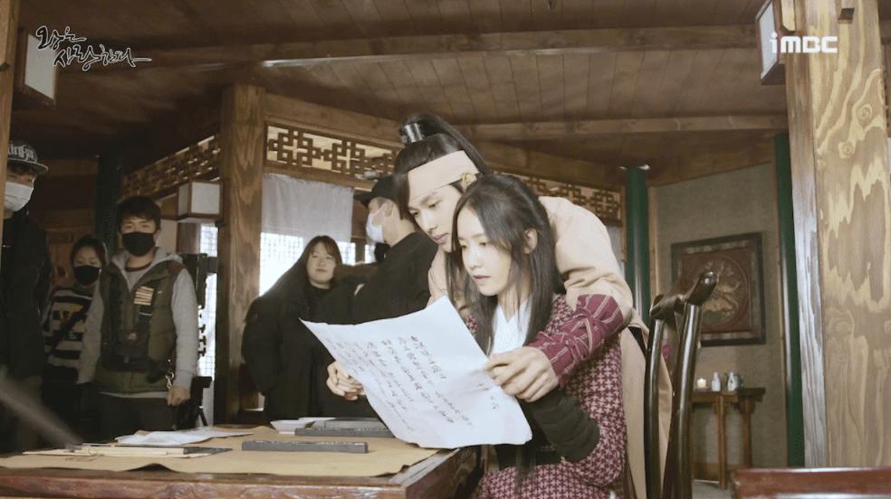 Sao Hàn 1/8: Hậu trường đáng yêu của SNSD Yoona và Siwan trong 'The King Loves'-1
