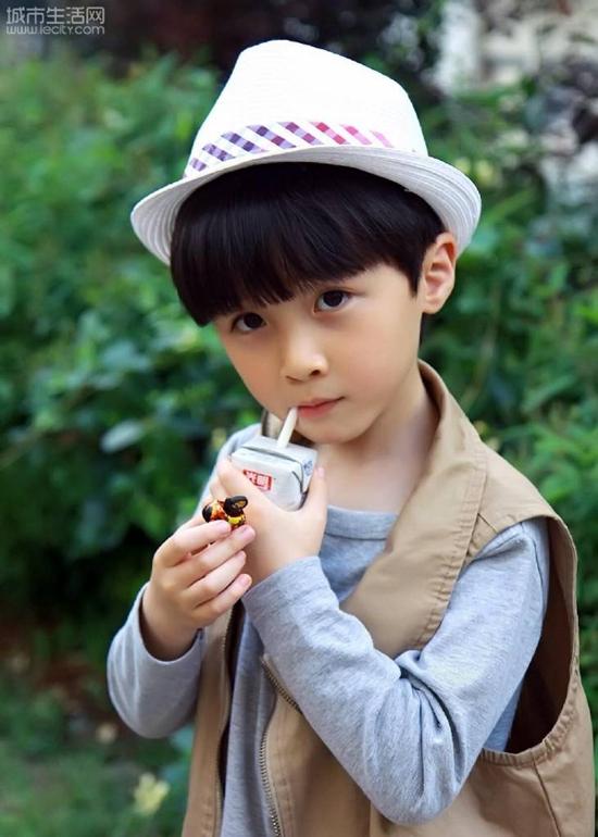 Mặt trái sau ánh hào quang của sao nhí: nhập viện vì kiệt sức, ôn bài trên giường bệnh-9