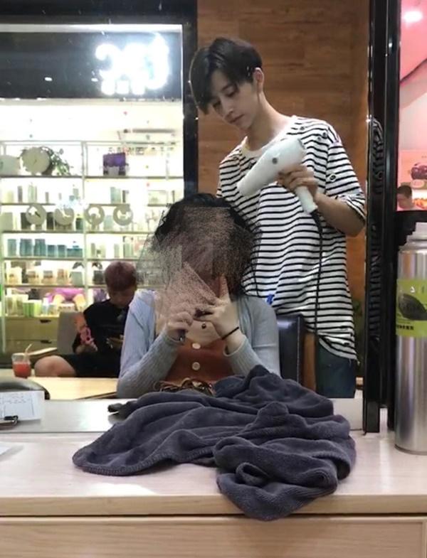Sở hữu ngoại hình điển trai như idol, nam nhân viên tiệm làm tóc bất ngờ nổi tiếng trên MXH-1