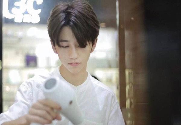 Sở hữu ngoại hình điển trai như idol, nam nhân viên tiệm làm tóc bất ngờ nổi tiếng trên MXH-2