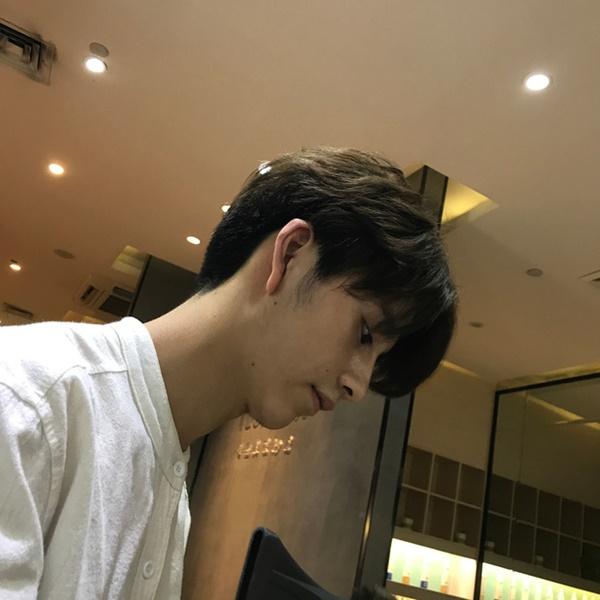Sở hữu ngoại hình điển trai như idol, nam nhân viên tiệm làm tóc bất ngờ nổi tiếng trên MXH-4