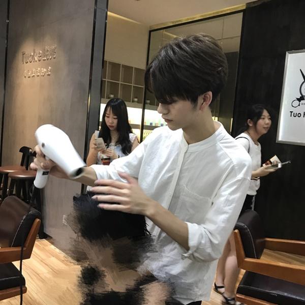 Sở hữu ngoại hình điển trai như idol, nam nhân viên tiệm làm tóc bất ngờ nổi tiếng trên MXH-6