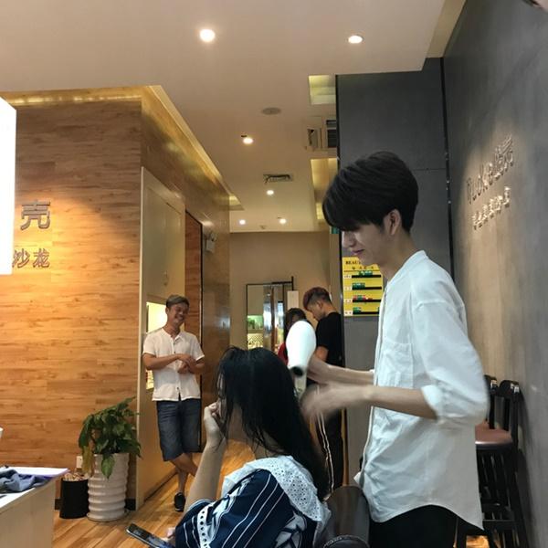 Sở hữu ngoại hình điển trai như idol, nam nhân viên tiệm làm tóc bất ngờ nổi tiếng trên MXH-9
