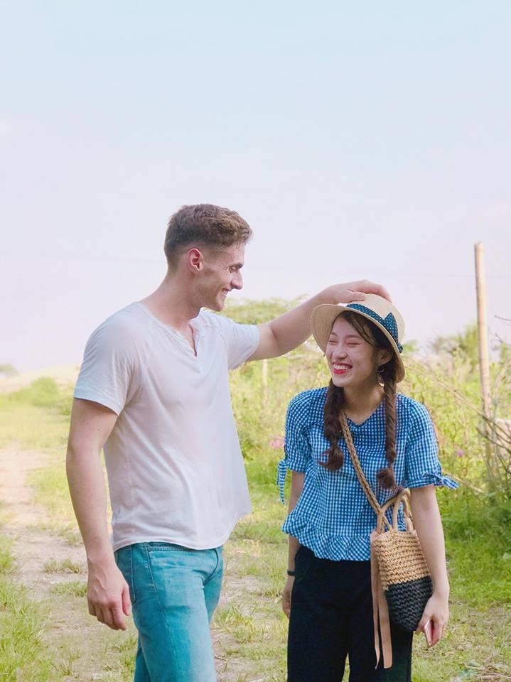 Hot girl - hot boy Việt 2/8: Khánh Vy lộ hình ảnh được trai Tây chăm sóc-1