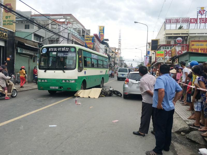 Vụ mở cửa xe, cô gái tử vong: Ngã quỵ khi người yêu nằm dưới gầm xe buýt-1