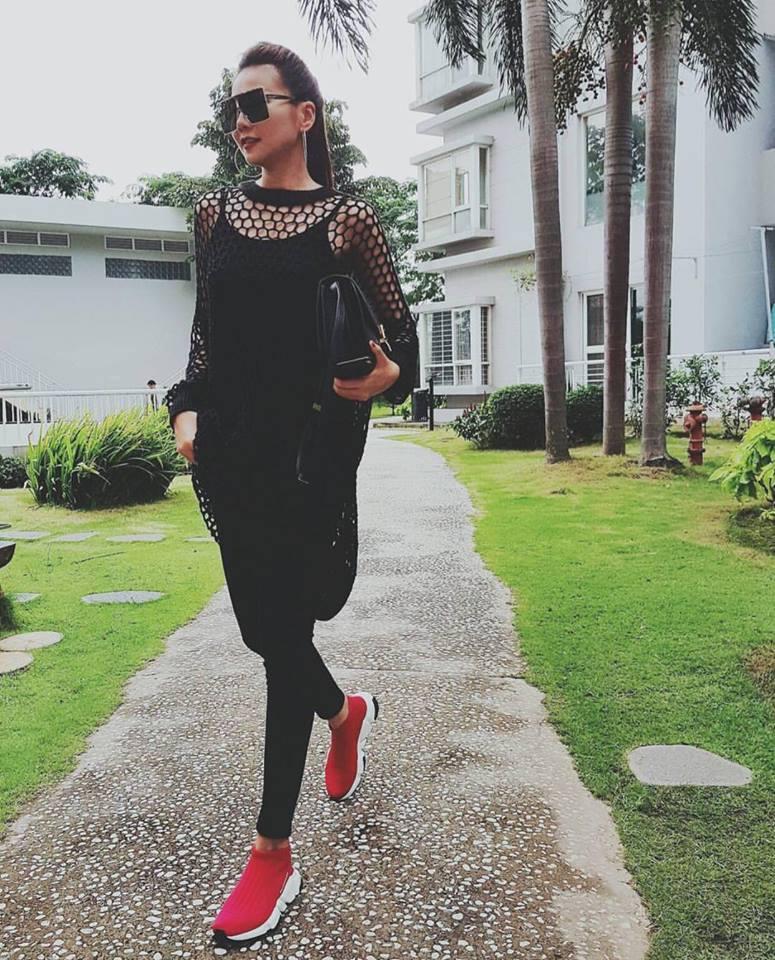 Street style sao Việt: Chán nổi loạn, Angela Phương Trinh chuyển hướng nữ tính không ngờ-11