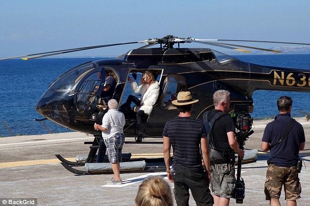 43 tuổi, Kate Moss chẳng chút sợ hãi khi phải chụp ảnh ngực trần trên trực thăng-2