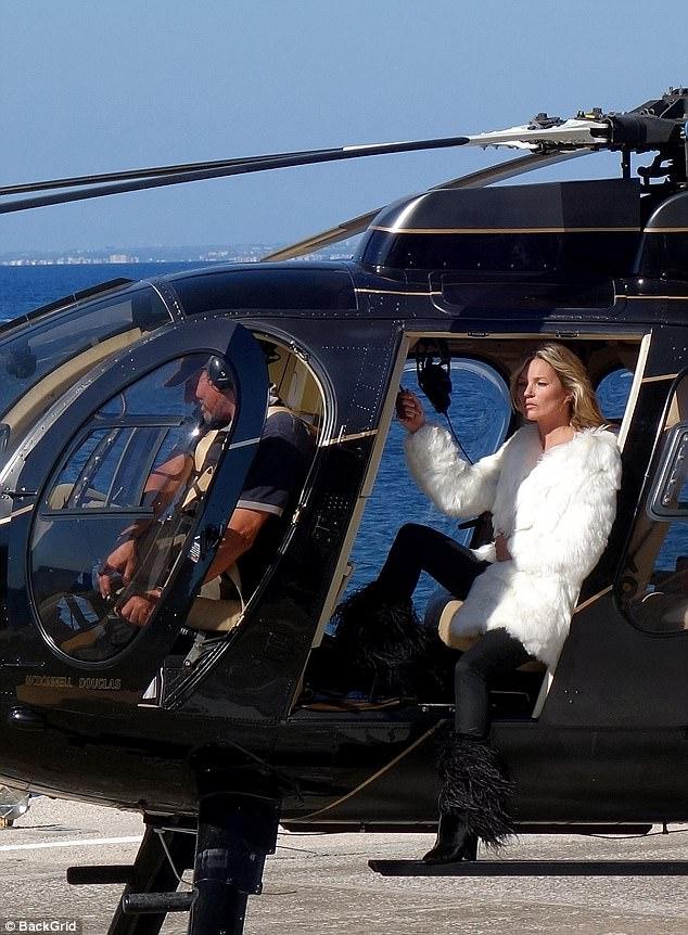 43 tuổi, Kate Moss chẳng chút sợ hãi khi phải chụp ảnh ngực trần trên trực thăng-5