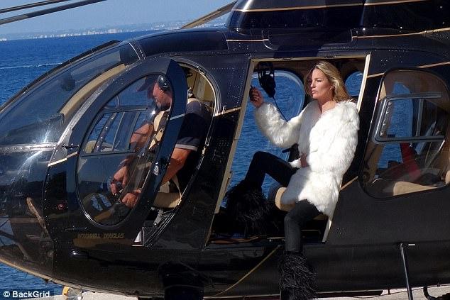 43 tuổi, Kate Moss chẳng chút sợ hãi khi phải chụp ảnh ngực trần trên trực thăng-6