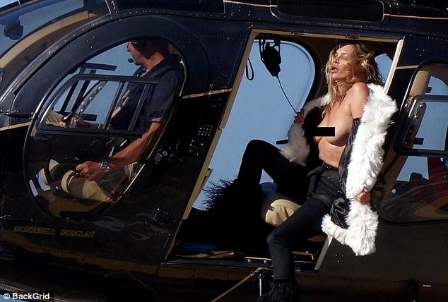 43 tuổi, Kate Moss chẳng chút sợ hãi khi phải chụp ảnh ngực trần trên trực thăng-7