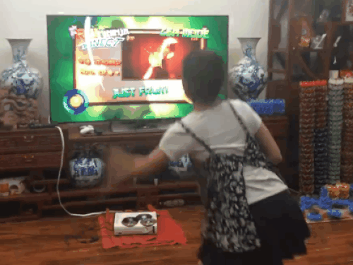 Clip hài: khi nữ game thủ quá nhập tâm môn... chém chuối