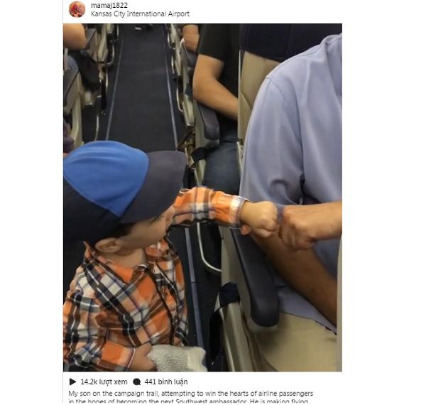 Hành động của cậu bé 2 tuổi trên máy bay khiến ai cũng thích thú-1