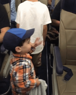 Hành động của cậu bé 2 tuổi trên máy bay khiến ai cũng thích thú-2
