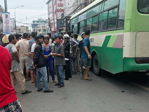 Rùng mình xem những clip người đi đường chết oan vì cửa ô tô mở bất ngờ