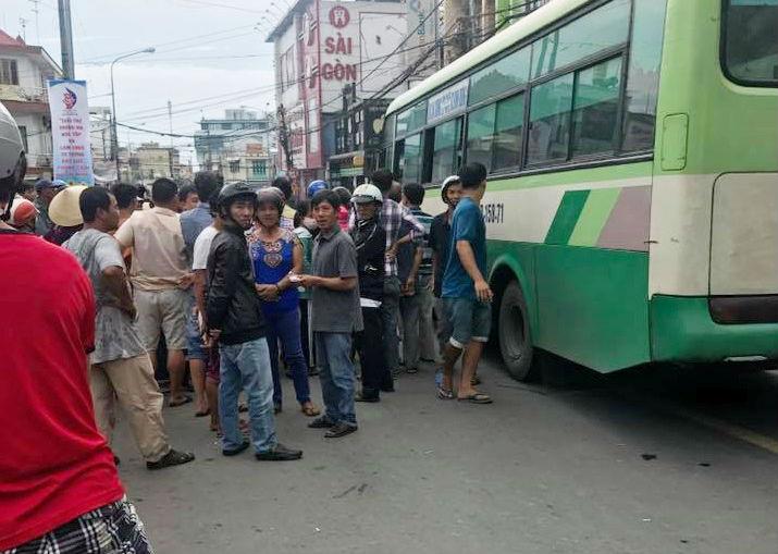 Rùng mình xem những clip người đi đường chết oan vì cửa ô tô mở bất ngờ-1