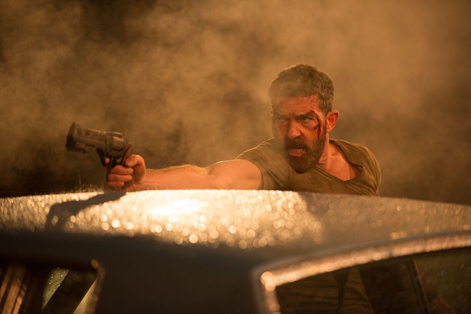 Cung Lê đánh huyền thoại Zorro sấp mặt nhưng lại bị bắn chết lãng xẹt gây thất vọng-1