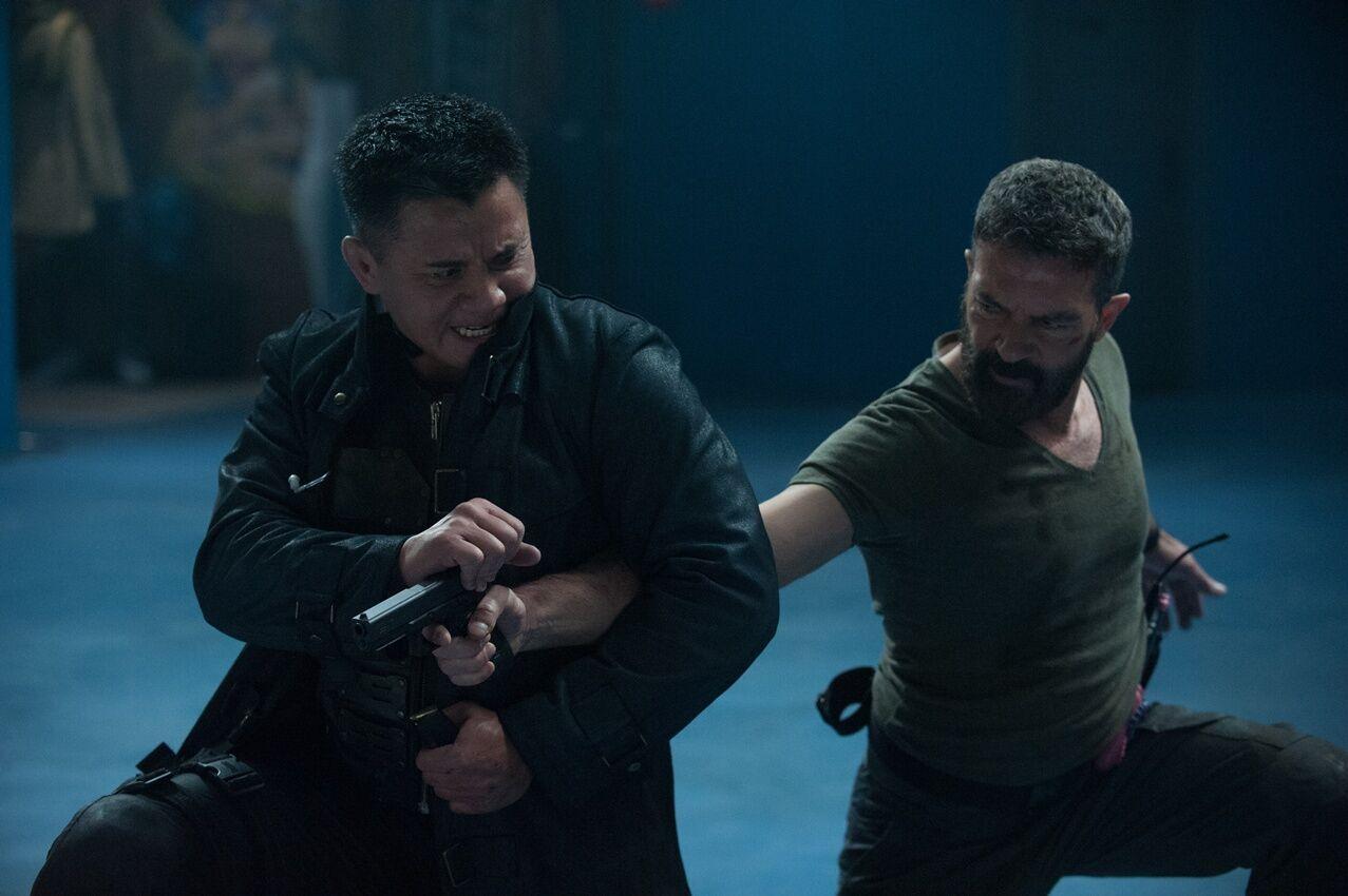 Cung Lê đánh huyền thoại Zorro sấp mặt nhưng lại bị bắn chết lãng xẹt gây thất vọng-5