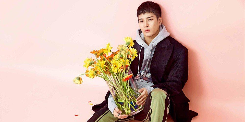 Sao Hàn 2/8: Nam ca sĩ bị fan Trung Quốc yêu cầu về nước ngay trên sóng trực tiếp-1