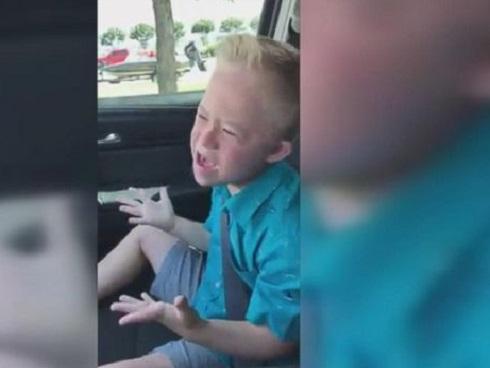 Biểu cảm cực chất của cậu bé bị down cover 'I have nothing' gây bão cộng đồng mạng