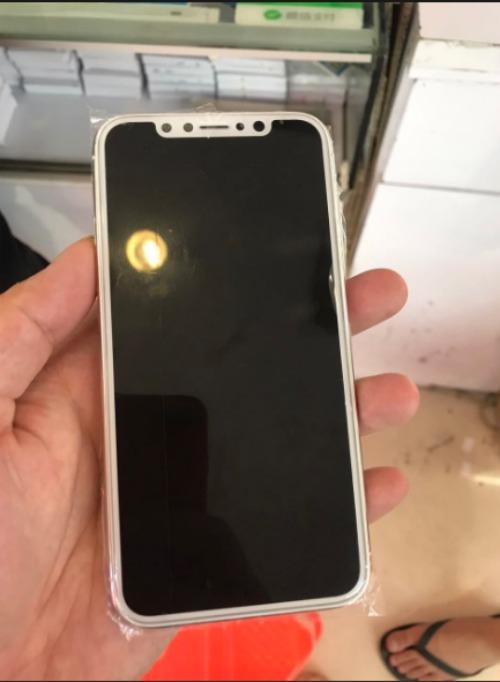 Bất ngờ lộ ảnh iPhone 8 với viền benzel trắng, camera sau kép-1