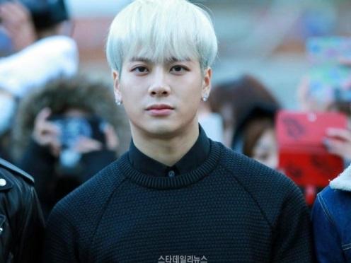 Sao Hàn 2/8: Nam ca sĩ bị fan Trung Quốc yêu cầu về nước ngay trên sóng trực tiếp