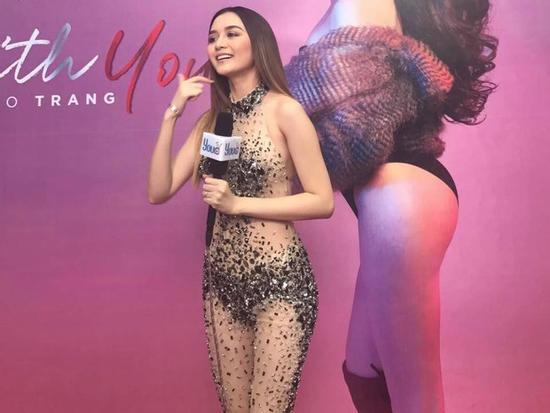 Thiều Bảo Trang diện đồ diễn 'bỏng mắt' chẳng kém gì bộ cánh tai tiếng của Angela Phương Trinh