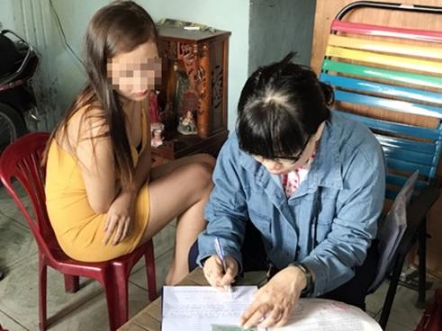 Nữ tiếp viên kích dục khách trong quán nước ven Sài Gòn