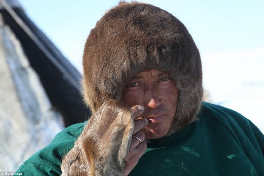 Cuộc sống của bộ lạc chuyên ăn thịt sống ở Siberia-8