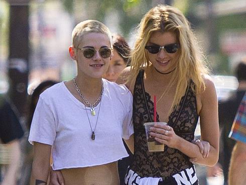 Kristen Stewart hôn người tình đồng giới đắm đuối trong xe-6