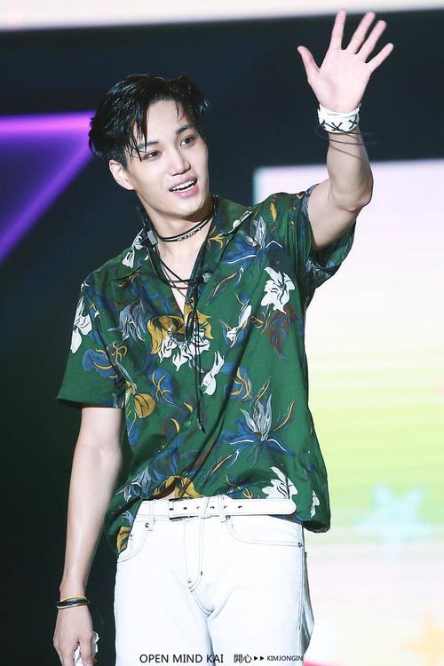 Sơmi cây dừa ngày ấy ta chê quê mùa, nay lại được sao Hàn diện như item sành điệu nhất thế giới-6