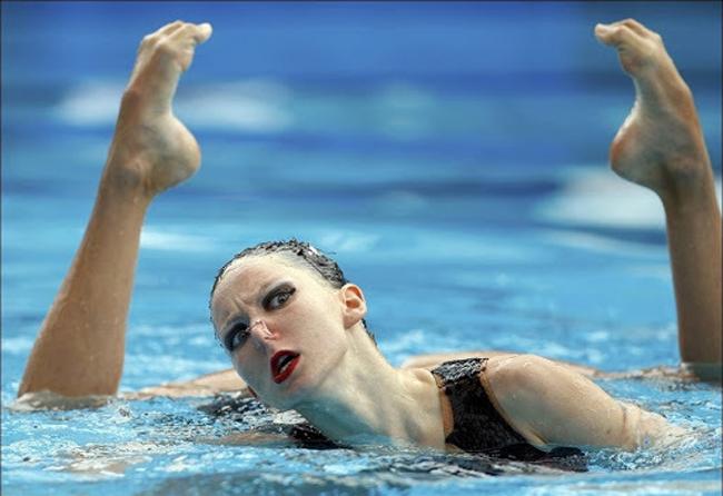 Hành động 'kỳ quặc' khiến người xem cười sặc (P2)-1