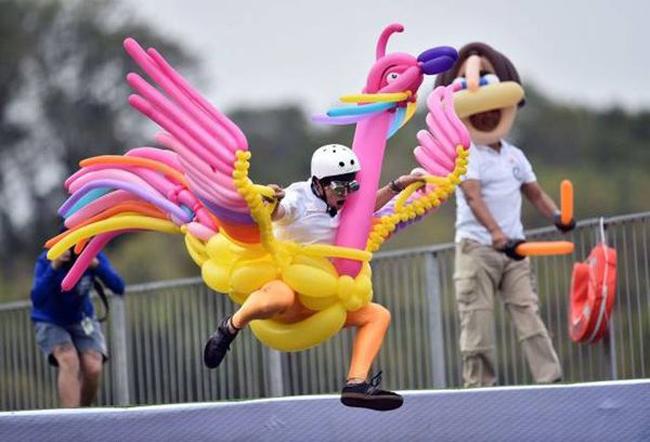 Hành động 'kỳ quặc' khiến người xem cười sặc (P2)-3