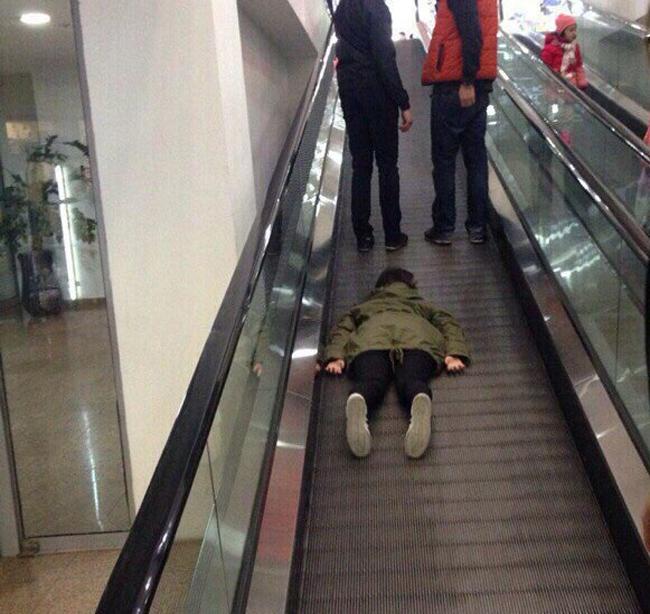 Hành động 'kỳ quặc' khiến người xem cười sặc (P2)-4