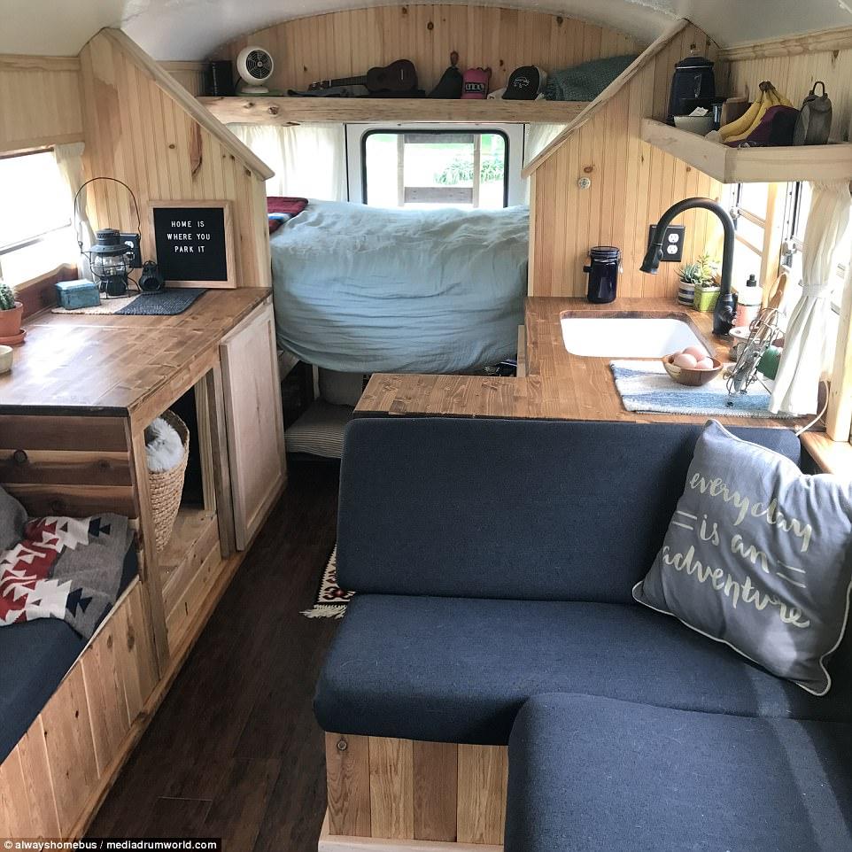 Bỏ 400 triệu sửa xe buýt thành nhà rồi đi du lịch khắp thế gian-5