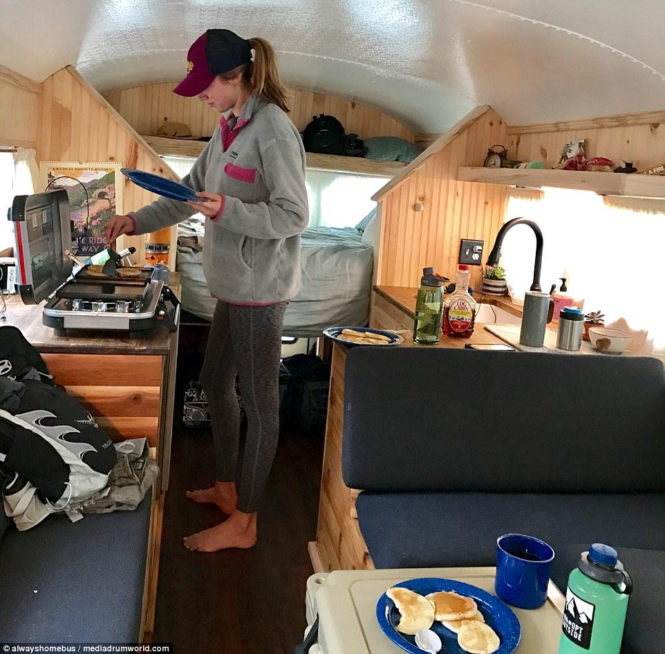 Bỏ 400 triệu sửa xe buýt thành nhà rồi đi du lịch khắp thế gian-6