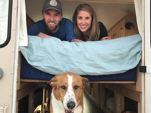 Bỏ 400 triệu sửa xe buýt thành nhà rồi đi du lịch khắp thế gian