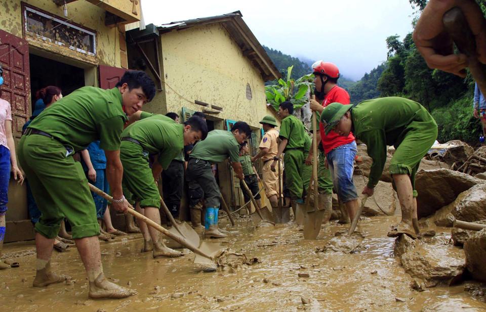 1.000 người tất bật dọn dẹp sau lũ ở Mù Cang Chải-2