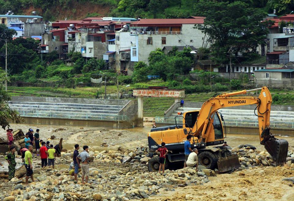 1.000 người tất bật dọn dẹp sau lũ ở Mù Cang Chải-12