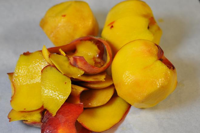 Từ nay ăn đào đừng gọt vỏ nữa mà phải lột như thế này, vừa nhanh sạch lại rất sướng mắt đã tay-2