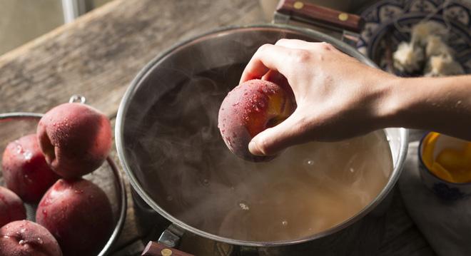 Từ nay ăn đào đừng gọt vỏ nữa mà phải lột như thế này, vừa nhanh sạch lại rất sướng mắt đã tay-3