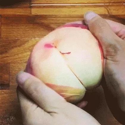 Từ nay ăn đào đừng gọt vỏ nữa mà phải lột như thế này, vừa nhanh sạch lại rất sướng mắt đã tay-4