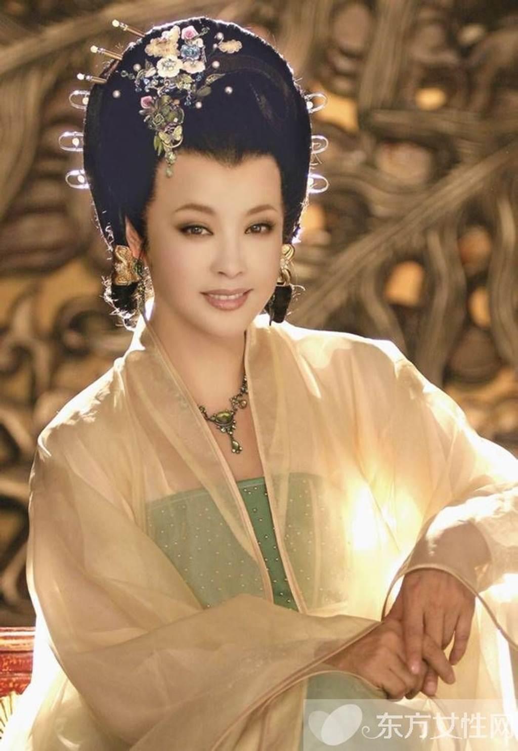 Võ Tắc Thiên - Lưu Hiểu Khánh bị biến dạng mặt vì thẩm mỹ ở tuổi 62-10