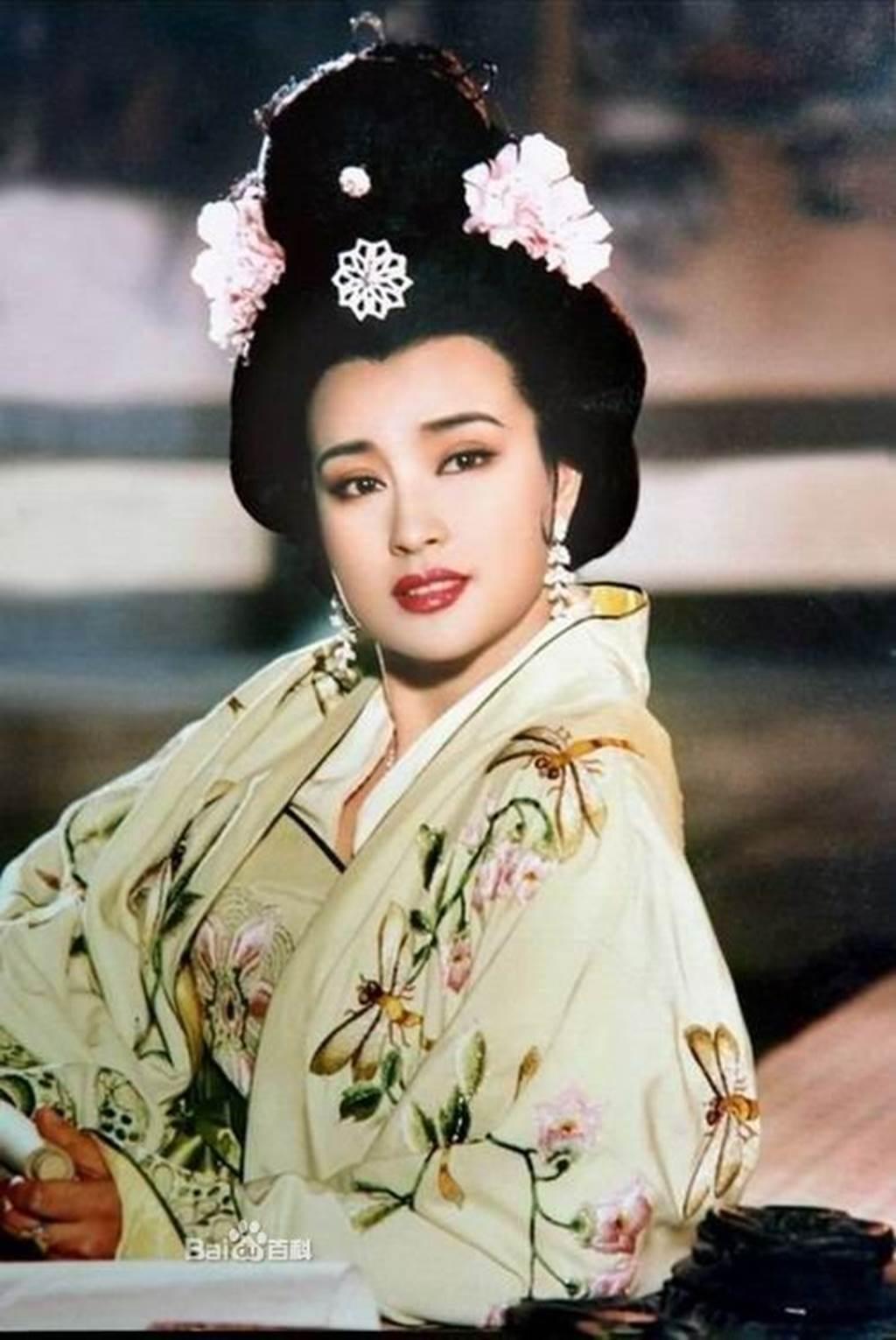 Võ Tắc Thiên - Lưu Hiểu Khánh bị biến dạng mặt vì thẩm mỹ ở tuổi 62-11