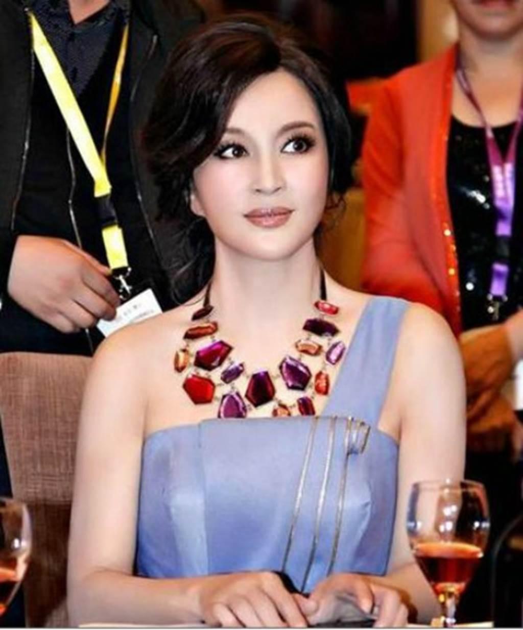 Võ Tắc Thiên - Lưu Hiểu Khánh bị biến dạng mặt vì thẩm mỹ ở tuổi 62-7