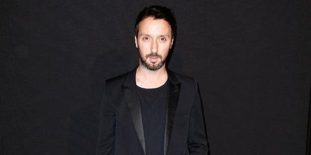 Saint Laurent sẽ khiến bạn 'hết hồn' với mẫu giày cao gót kiêm giày trượt patin trị giá 59 triệu đồng-2