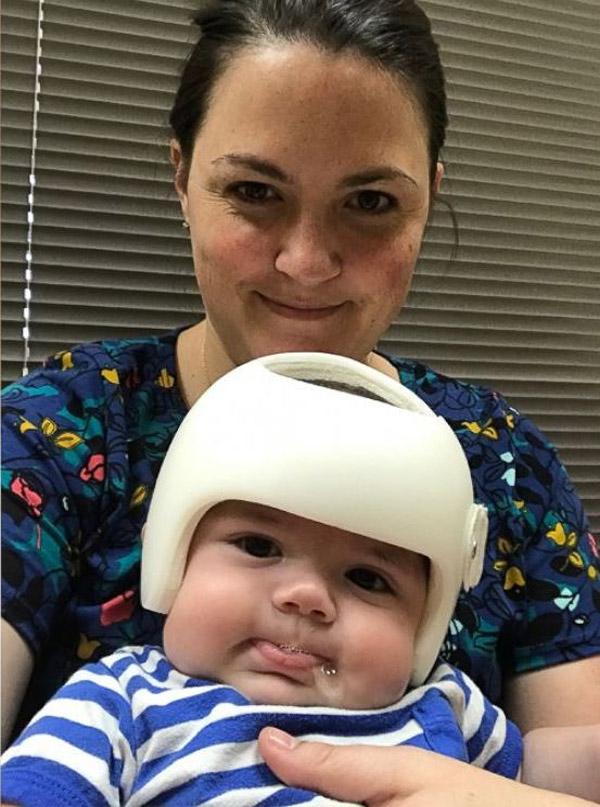 Cả gia đình đội mũ bảo hiểm ăn cơm-1