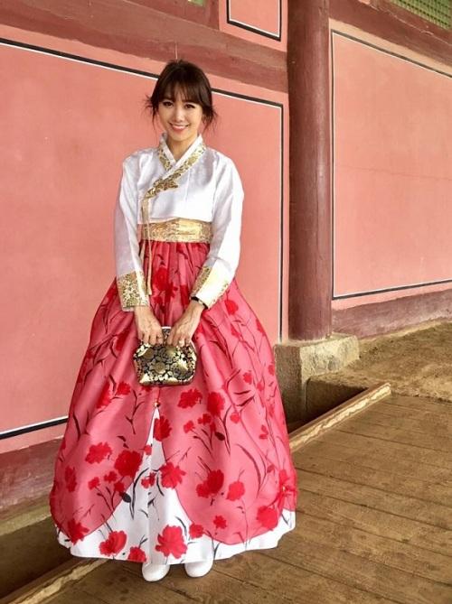 Dù trẻ hơn rất nhiều so với tuổi nhưng Hari Won lộ bàn tay lão hóa gân guốc-2