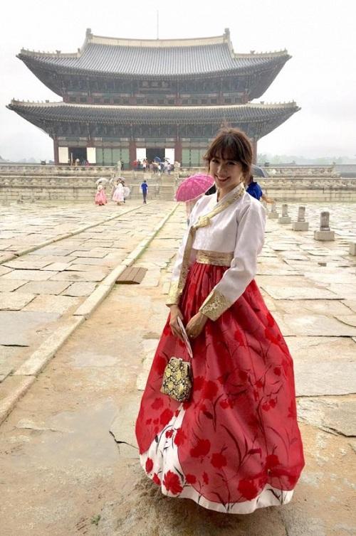 Dù trẻ hơn rất nhiều so với tuổi nhưng Hari Won lộ bàn tay lão hóa gân guốc-3