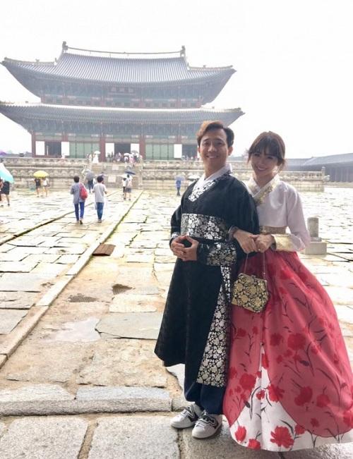 Dù trẻ hơn rất nhiều so với tuổi nhưng Hari Won lộ bàn tay lão hóa gân guốc-5